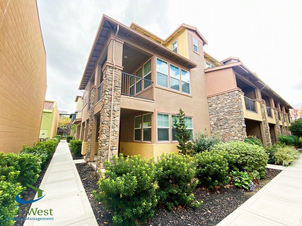 $3795 - 4 Bed/4 Bath Double Master Tri-Level Townhome in great Cambrian Location in San Jose property image