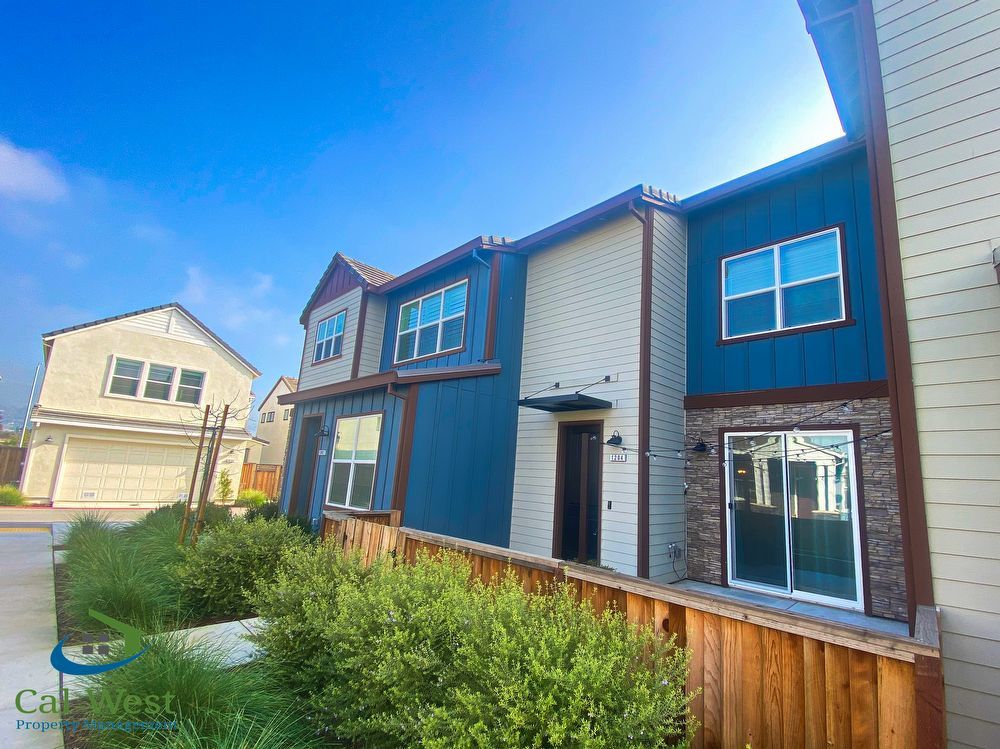 $3,395-Modern Townhome in Morgan Hill near the Sports Complex property image
