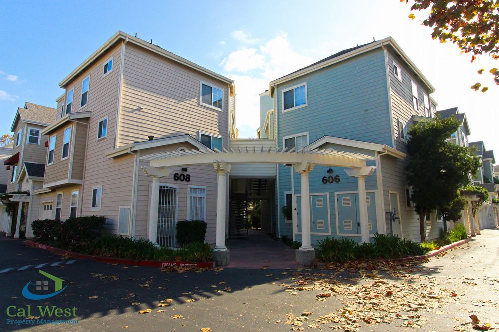 $2,895-1 Bedroom, 1 Bath + Bonus Office Space Downstairs Condo in Sunnyvale! Great Location!!! property image