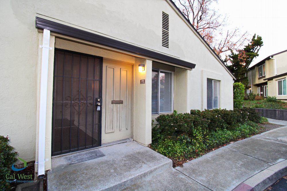 $2995 - Spacious 3 Bedroom, 2 Bath Townhouse with Large Patio Area and Detached 2 Car Garage for Ren property image