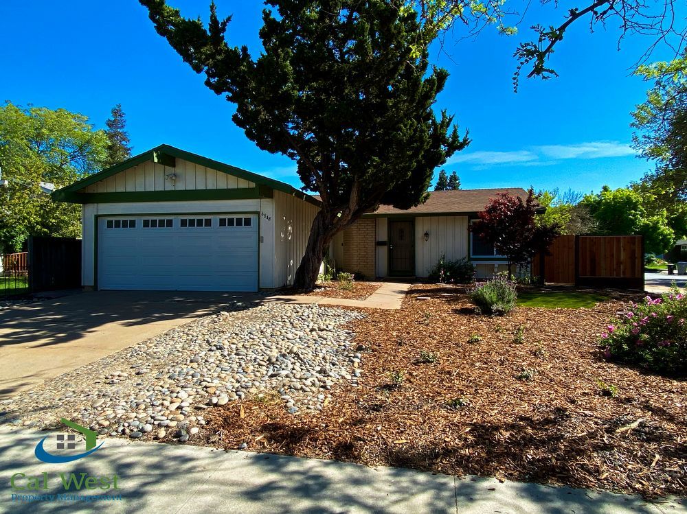 $2895 - Remodeled 2 Bed/1 Bath Home - Large Backyard/Pet Friendly property image