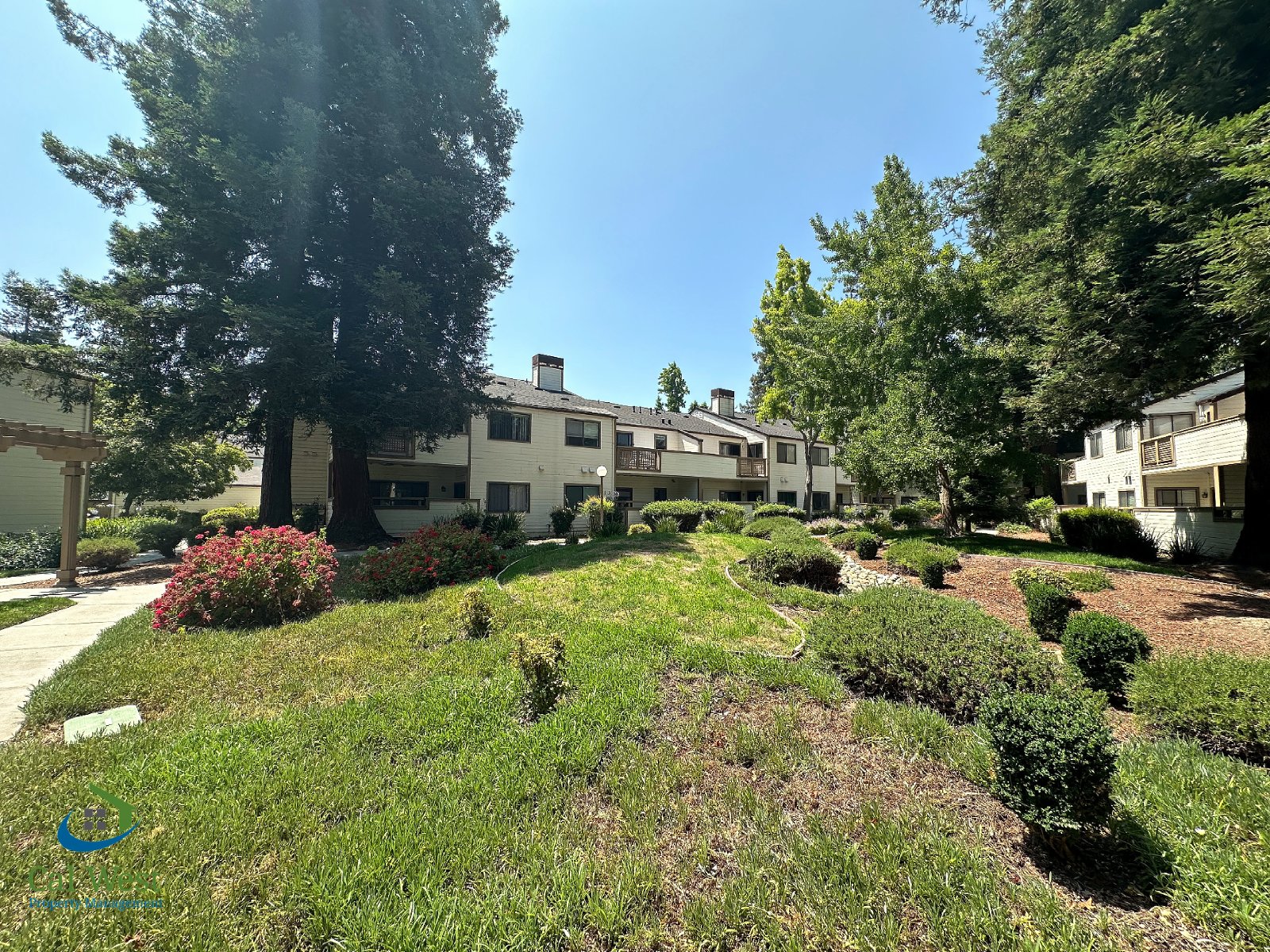 $3095 - 2 Bed/2 Bath Upstairs Condo with Community Pool property image