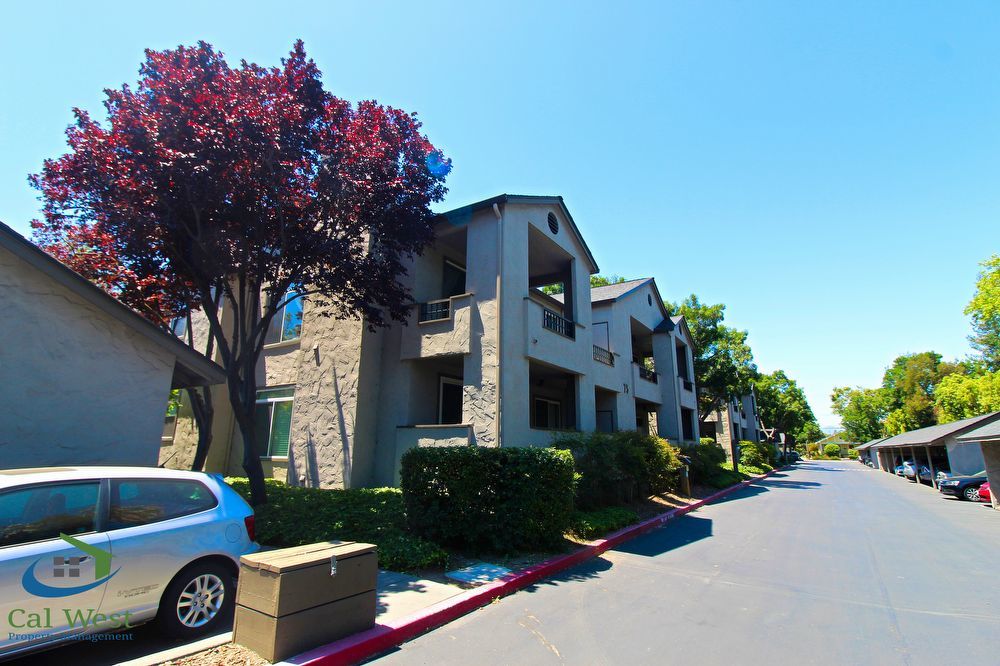 $2395.00 - Large 1 Bedroom 1 Bath Upstairs Condo Near 87 and Taylor! property image