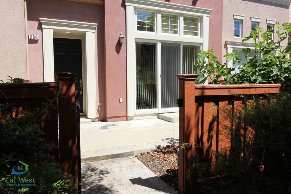 $3,195-Beautiful Tri-Level Town Home with New Luxury Vinyl Flooring! property image