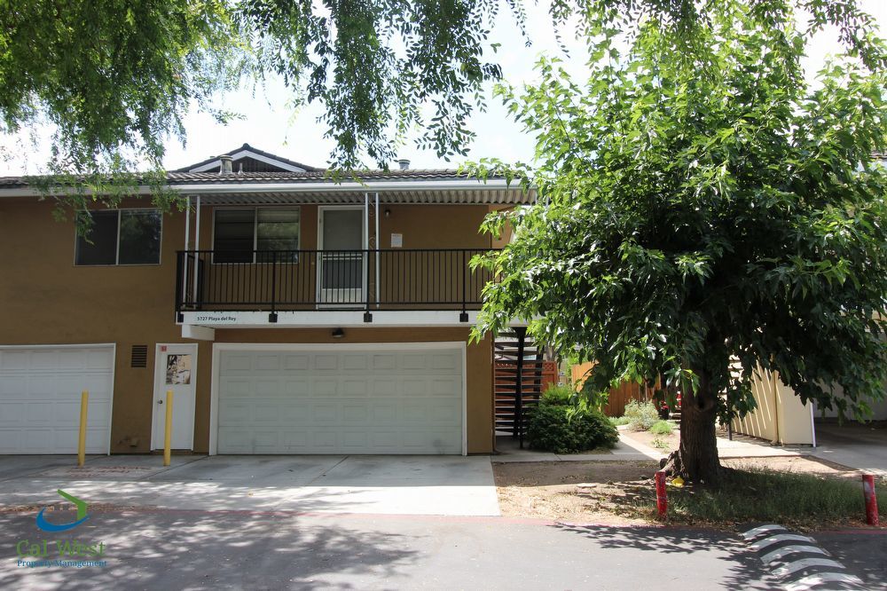 $2,195.00- 2 Bed/1 Bath Upstairs Condo - New Carpet, Paint, Kitchen Cabinets & Counters!! property image