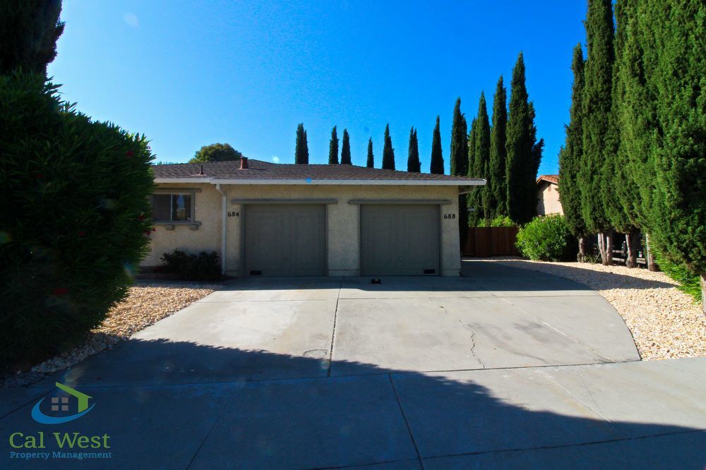 $3095 - Beautifully Remodeled 3 Bed 2 Bath Duplex with 1-Car Garage and Private Backyard property image